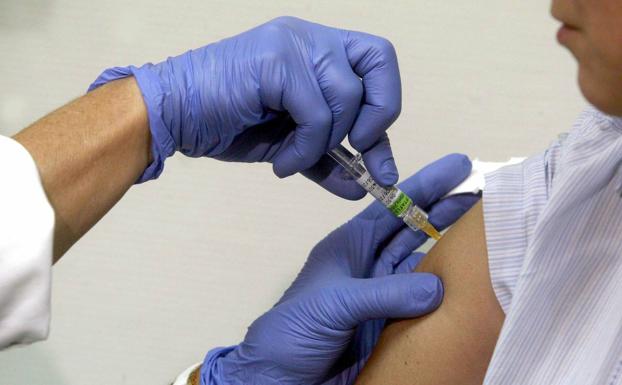 Una persona se vacuna frente a la gripe.