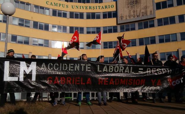 Concentración de CGT ante el Campus de Ponferrada en apoyo de la trabajadora despedida.