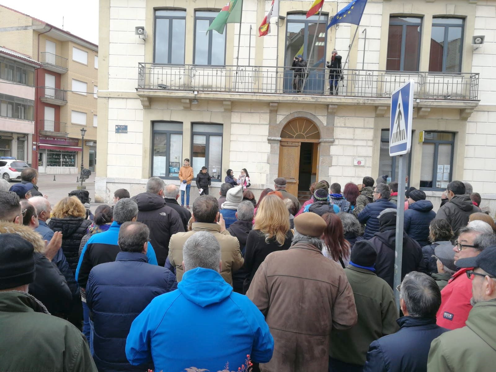 Decenas de personas se concentran ante el Ayuntamiento de la localidad y exigen soluciones para no perder un centro educativo de referencia en la zona