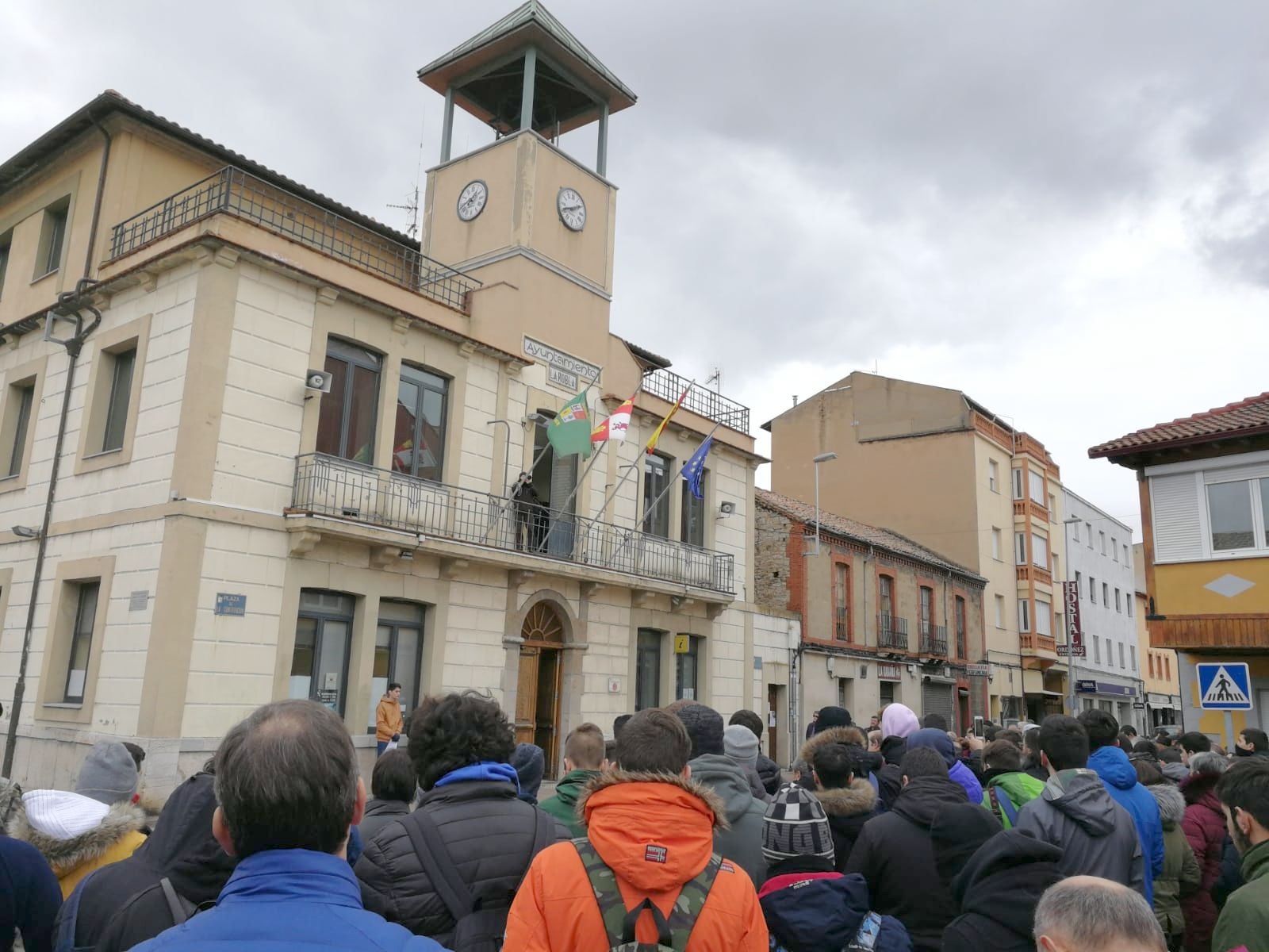 Decenas de personas se concentran ante el Ayuntamiento de la localidad y exigen soluciones para no perder un centro educativo de referencia en la zona