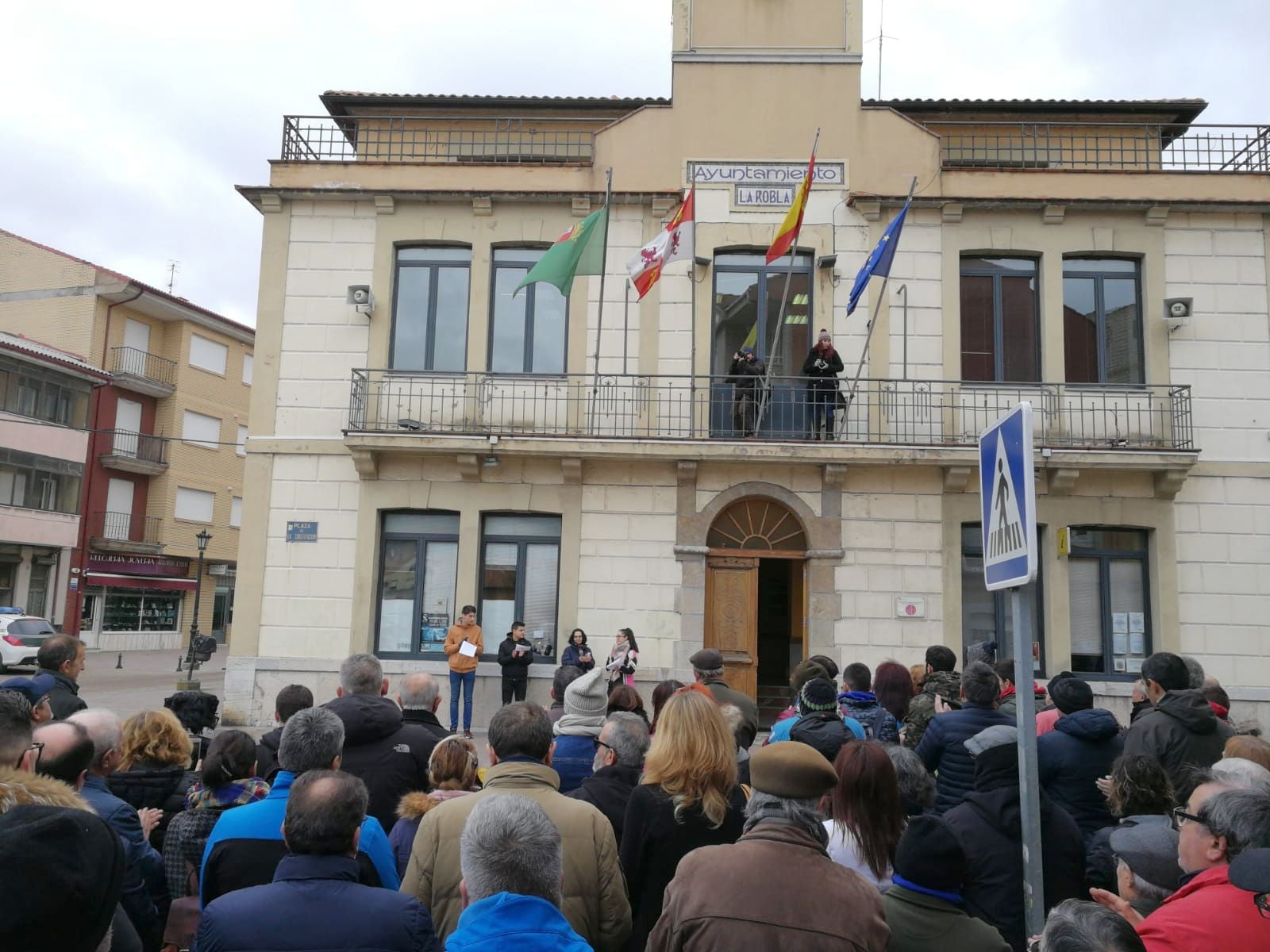 Decenas de personas se concentran ante el Ayuntamiento de la localidad y exigen soluciones para no perder un centro educativo de referencia en la zona