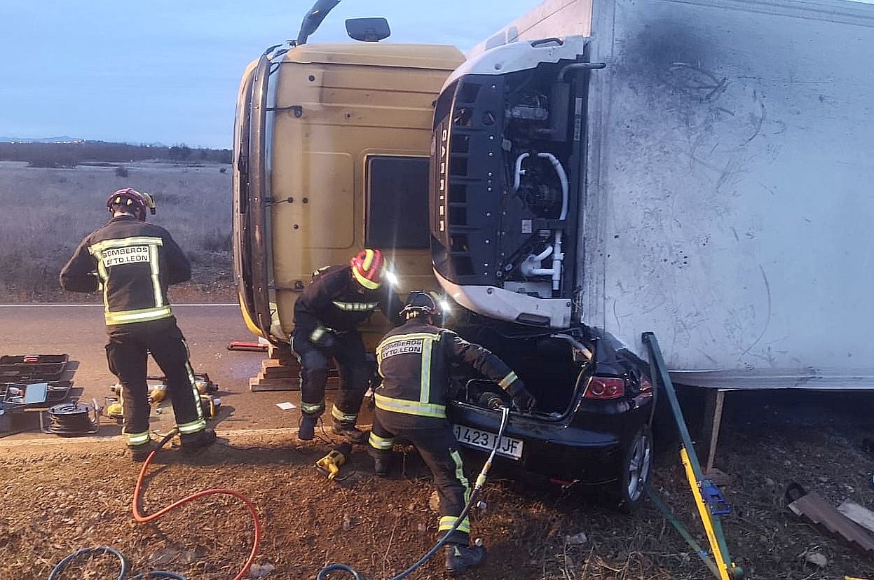 Un conductor sale milagrosamente vivo de su vehículo tras ser aplastado por un camión de gran tonelaje