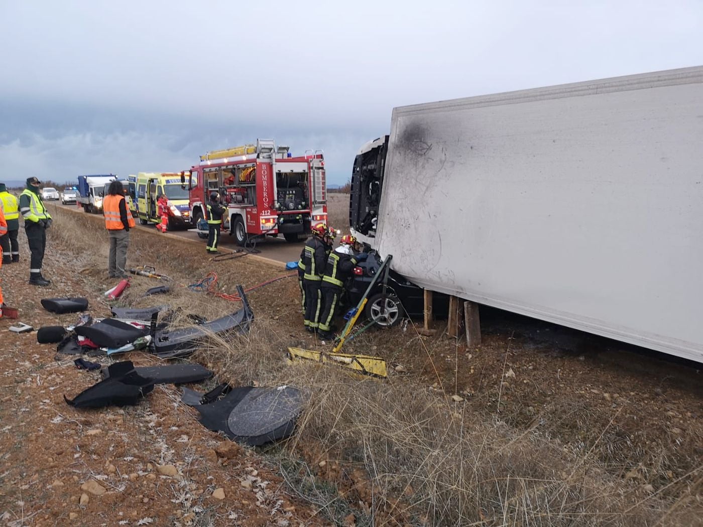 Un conductor sale milagrosamente vivo de su vehículo tras ser aplastado por un camión de gran tonelaje