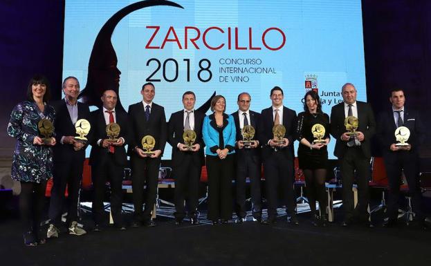 Foto de familia de los galardonados con los Premios Zarcillo 2018 junto a la consejera de Agricultura, Milagros Marcos.