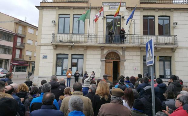 Un instante de la concentración de este viernes ante el Ayuntamiento de la localidad.