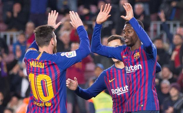 Leo Messi, Coutinho y Dembelé celebran uno de los goles al Levante