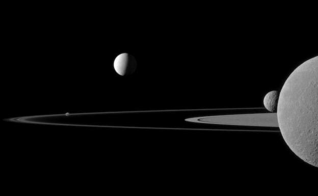 Imagen de la misión Cassini-Huygens que muestra las lunas de Saturno. 