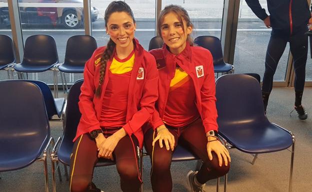 Celia Antón (I) y Marta García (D), antes de competir.