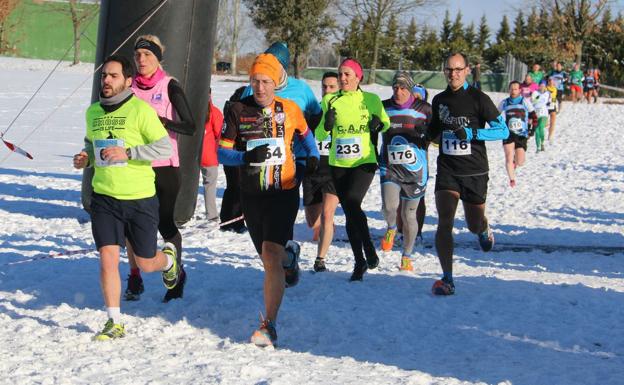 Galería. La nieve no detuvo a los casi 200 participantes.