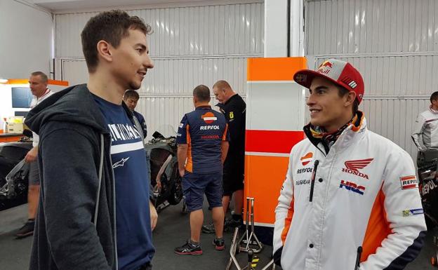 Jorge Lorenzo habla con Marc Márquez, su compañero este año en Honda. 