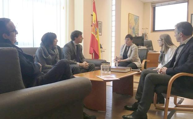 Reunión de la alcaldesa con las partes implicadas.