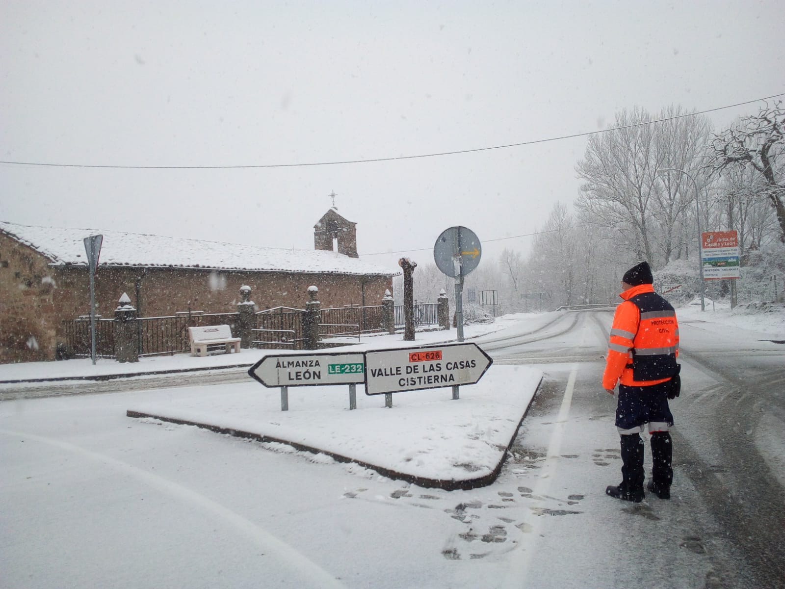 La nieve no da tregua en las montañas leonesas y algunos pueblos ya registran más de 50 centímetros de espesor como es el caso de la comarca de Valderrueda, donde vecinos y voluntarios trabajan duramente para poder las tareas con normalidad 