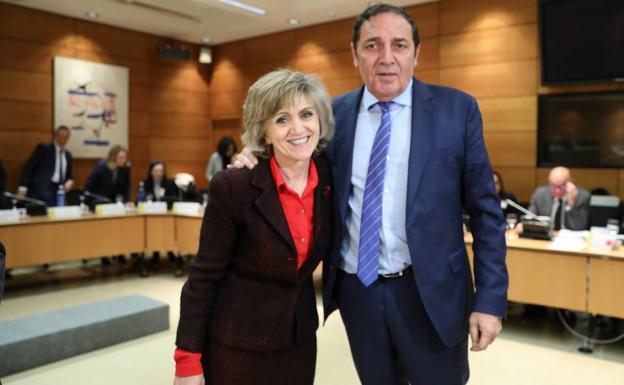 El consejero de Sanidad, Antonio María Sáez, junto a la Ministra de Sanidad, María Luisa Carcedo, asiste al pleno de la Comisión de Recursos Humanos del Sistema Nacional de Salud.