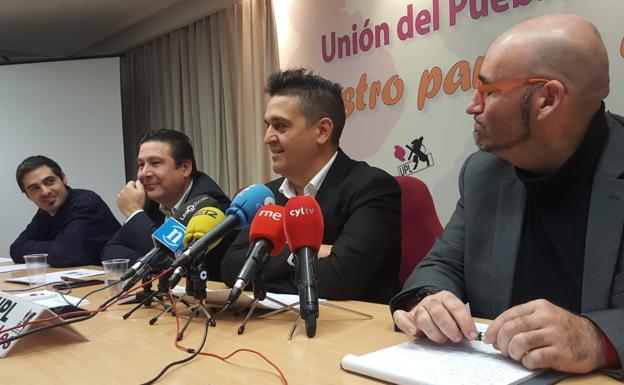 Los senadores de Compromis en la sede la UPL. 