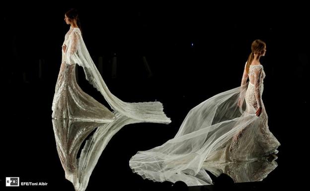 Imagen principal - Arriba: desfile de novias de Yolancris, en la Barcelona Bridal Week (2015). Abajo: Nieves Álvarez en un desfile de Pedro del Hierro en la Pasarela Cibeles (2002) y desfile de Jorge Vázquez (2002). 