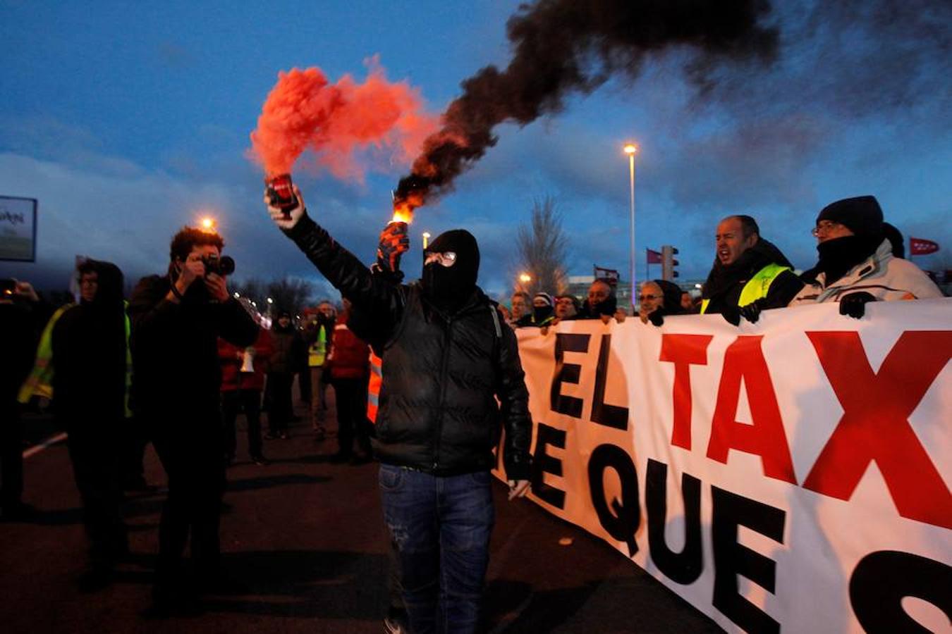 Madrid afronta este miércoles la tercera jornada de la huelga indefinida convocada por los taxistas de la región. La mayor concentración tiene lugar en las inmediaciones del recinto ferial de Ifema, donde se inaugura Fitur, la feria más importante de la capital a la que se prevé que asistan más de 250.000 visitantes.