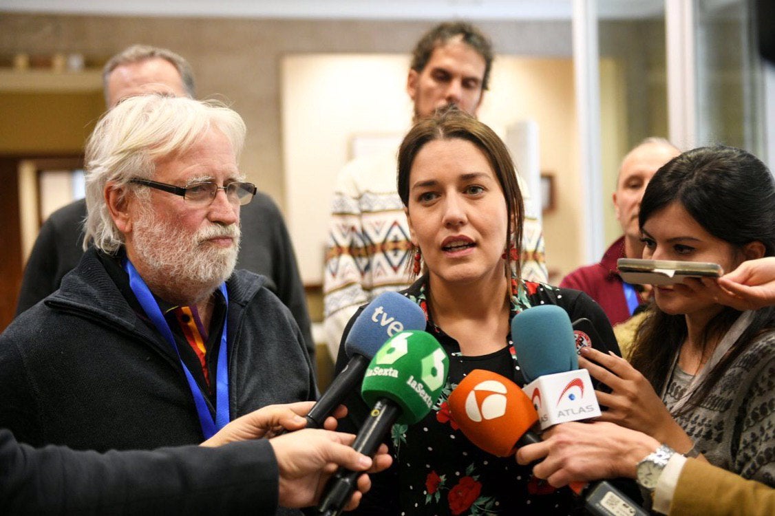 La diputada Ana Marcello y el presidente del Comité de Endesa en Compostilla II, Juan Sobredo, atienden a los medios de comunicación.