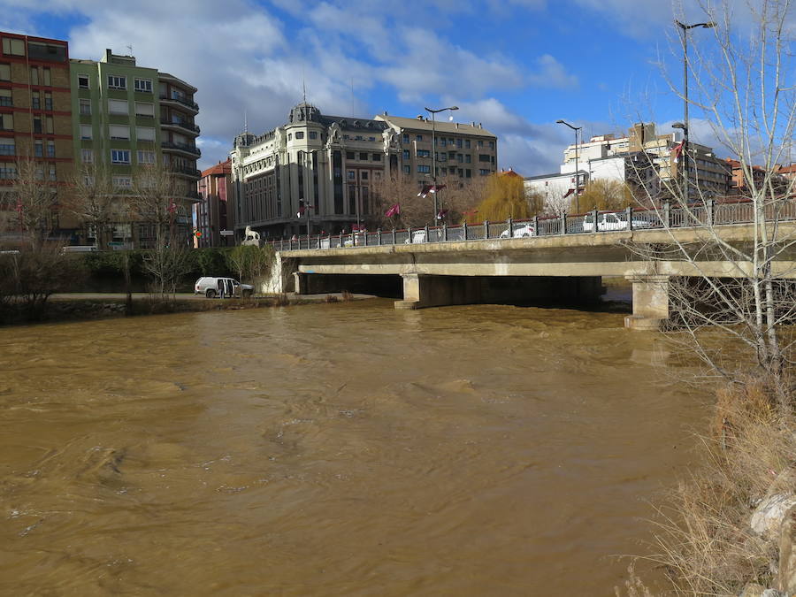 La credida del río Bernesga a su paso por la capital ha obligado al cierre de las pasarelas