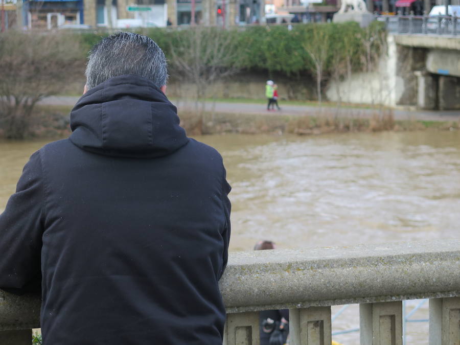 La credida del río Bernesga a su paso por la capital ha obligado al cierre de las pasarelas