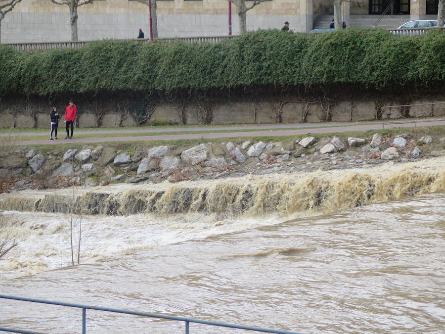 La credida del río Bernesga a su paso por la capital ha obligado al cierre de las pasarelas