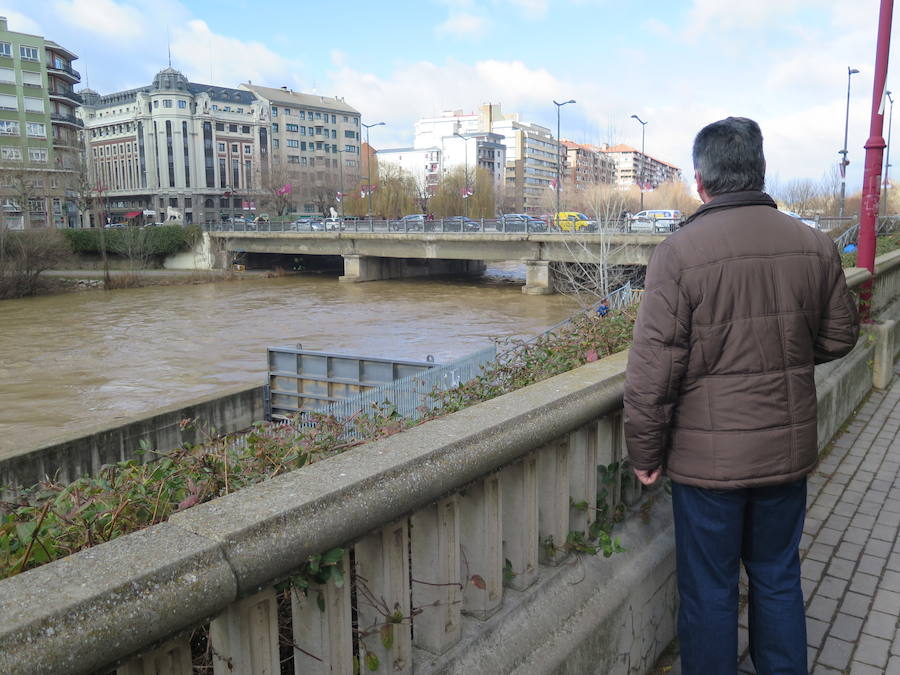 La credida del río Bernesga a su paso por la capital ha obligado al cierre de las pasarelas