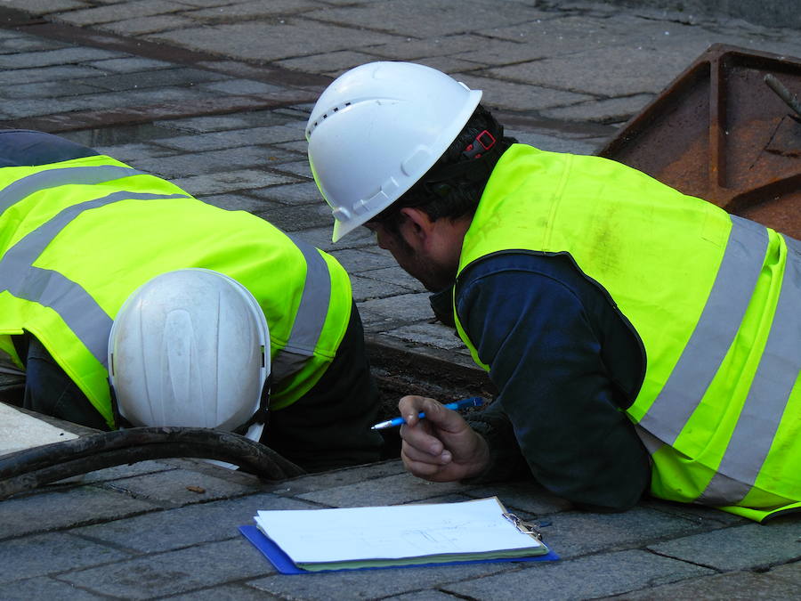 Técnicos de la compañia Iberdrola han procedido este jueves a la revisión de la instalación eléctrica de la calle Cardiles del casco histórico de la capita después de que un perro resultara electocutado