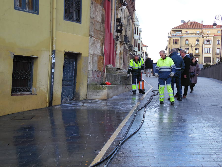 Fotos: Vuelve el tratamiento antideslizante a León