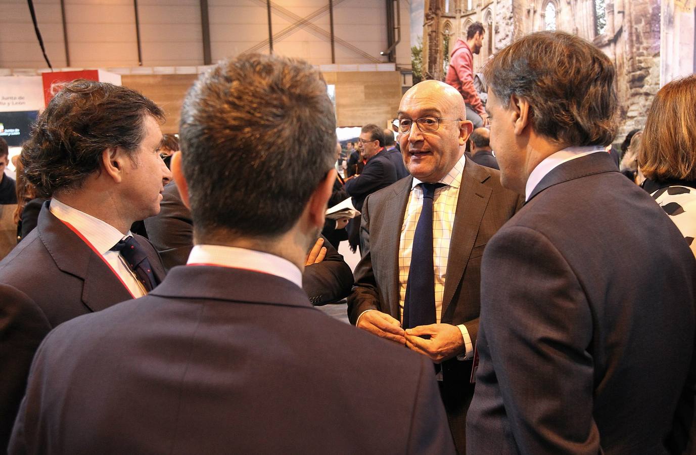 El presidente de la Diputación de Valladolid, Jesús Julio Carnero, en la visita al stand de Castilla y León.