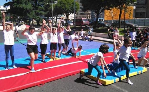 Más de 300 niños participan en actividades de las EDM de patinaje, lucha leonesa, tenis de mesa, voleibol y tiro con arco
