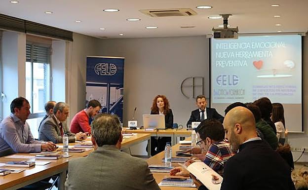 El desarrollo de competencias emocionales influye en un 80% en el éxito laboral y previene riesgos psicosociales