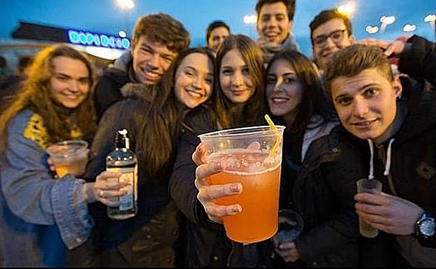 Un grupo de jóvenes consumen alcohol.
