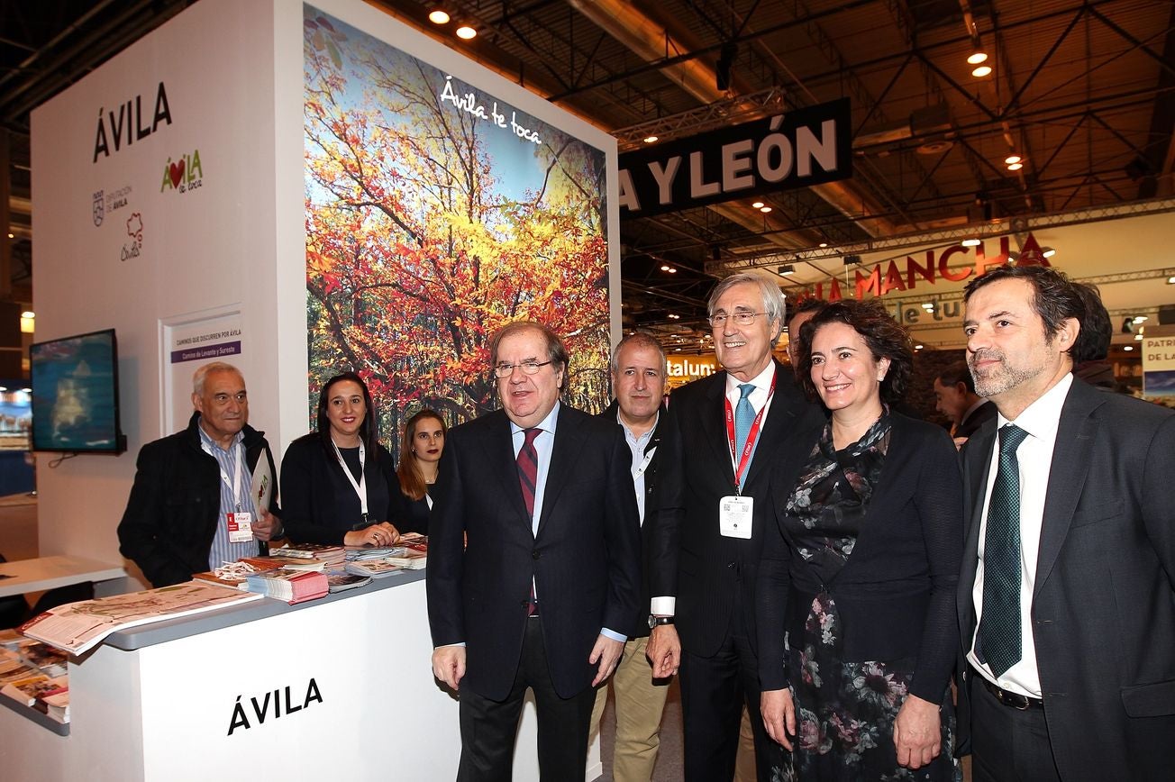 El presidente de la Junta de Castilla y León, Juan Vicente Herrera, Visita el stand de la Junta en Fitur.