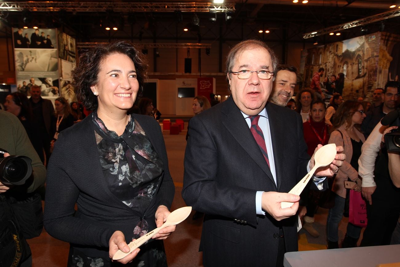 El presidente de la Junta de Castilla y León, Juan Vicente Herrera, Visita el stand de la Junta en Fitur.