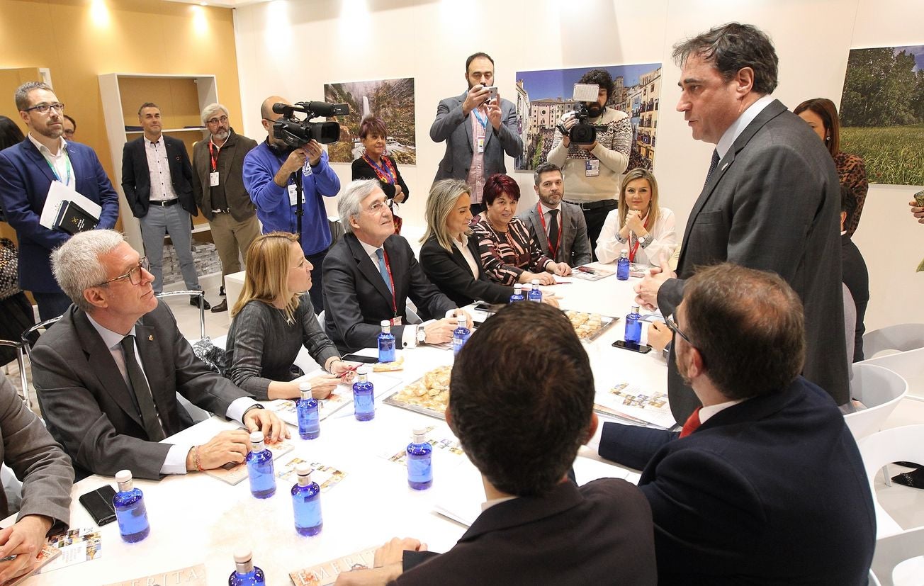 El presidente de la Junta de Castilla y León, Juan Vicente Herrera, Visita el stand de la Junta en Fitur.