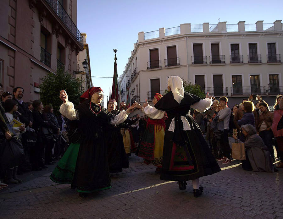 Fotos: Tradicional desfile de Pendones por las calles de Sevilla