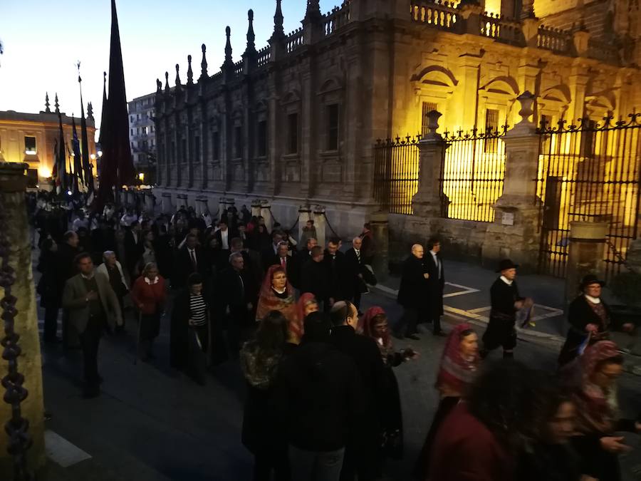 Fotos: Tradicional desfile de Pendones por las calles de Sevilla
