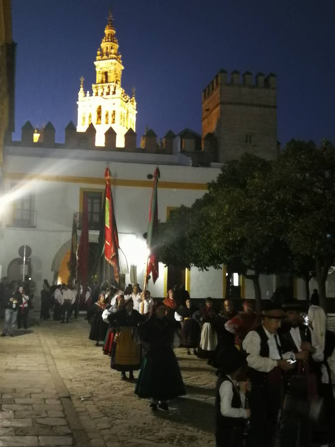 Fotos: Tradicional desfile de Pendones por las calles de Sevilla