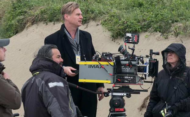 Christopher Nolan controla la cámara durante el rodaje de la película 'Dunkerque'. 
