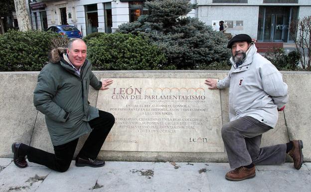 Ambos junto al título de León Cuna del Parlamentarismo.