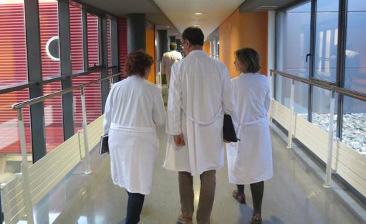 Soledad Parrado, Begoña Castañeda y José Santos, en el Hospital. 
