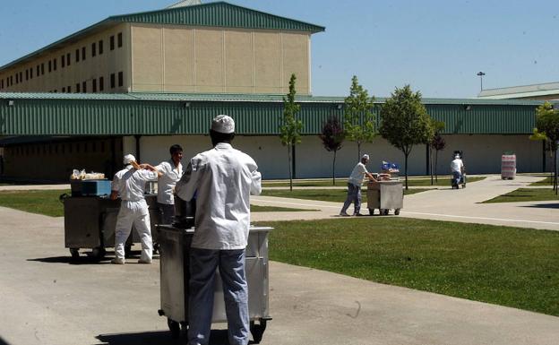 Exterior de la cárcel de Dueñas, con operarios trabajando. 