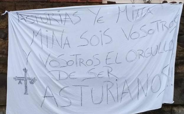 Una pancarta en el pozo Fondón, en apoyo a los mineros. 