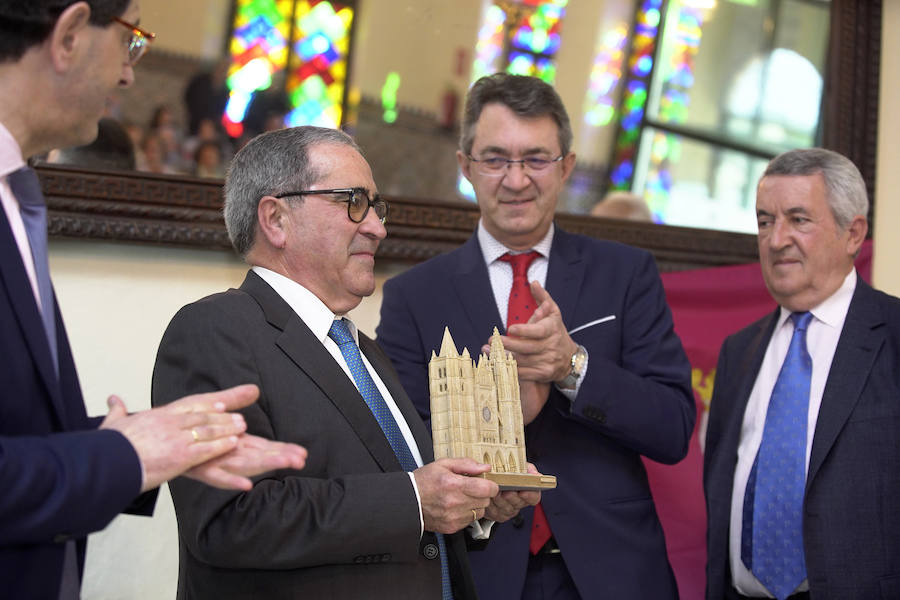 El presidente de la Diputación de León, Juan Martínez Majo, entrega la 'Pulchra Leonina' al leonés distinguido en Sevilla Valentín Ares Frade