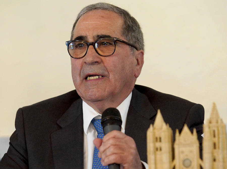 El presidente de la Diputación de León, Juan Martínez Majo, entrega la 'Pulchra Leonina' al leonés distinguido en Sevilla Valentín Ares Frade