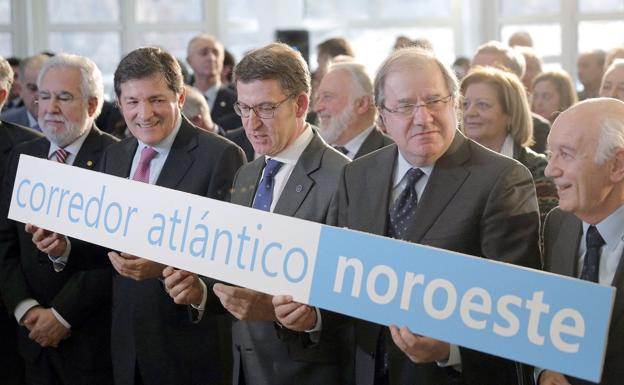 Los presidentes autonómicos, durante el encuentro de este lunes en Galicia.