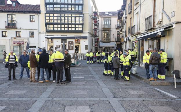 Los trabajadores se concentraron durante el pleno.