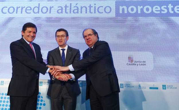 El presidente de la Junta de Castilla y León, Juan Vicente Herrera (I), junto a los presidentes de Galicia, Alberto Núñez-Feijóo (C), y de Asturias, Javier Fernández (D).