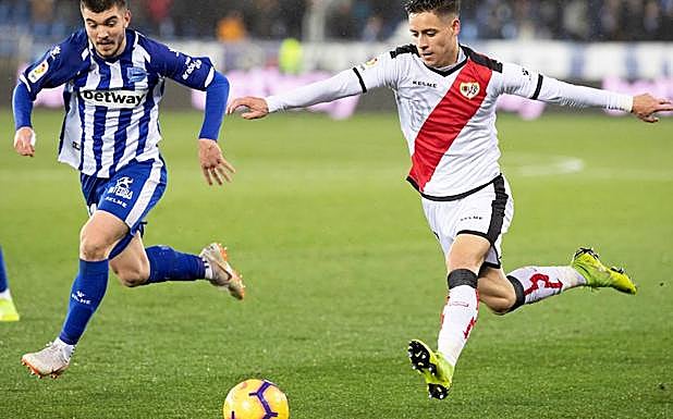Moreno conduce el balón.
