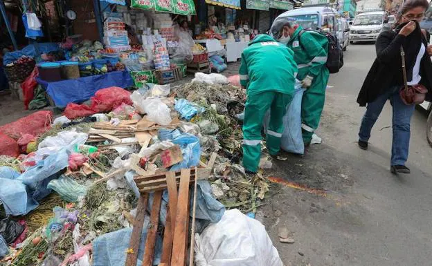 La basura se acumula en una calle de La Paz. 
