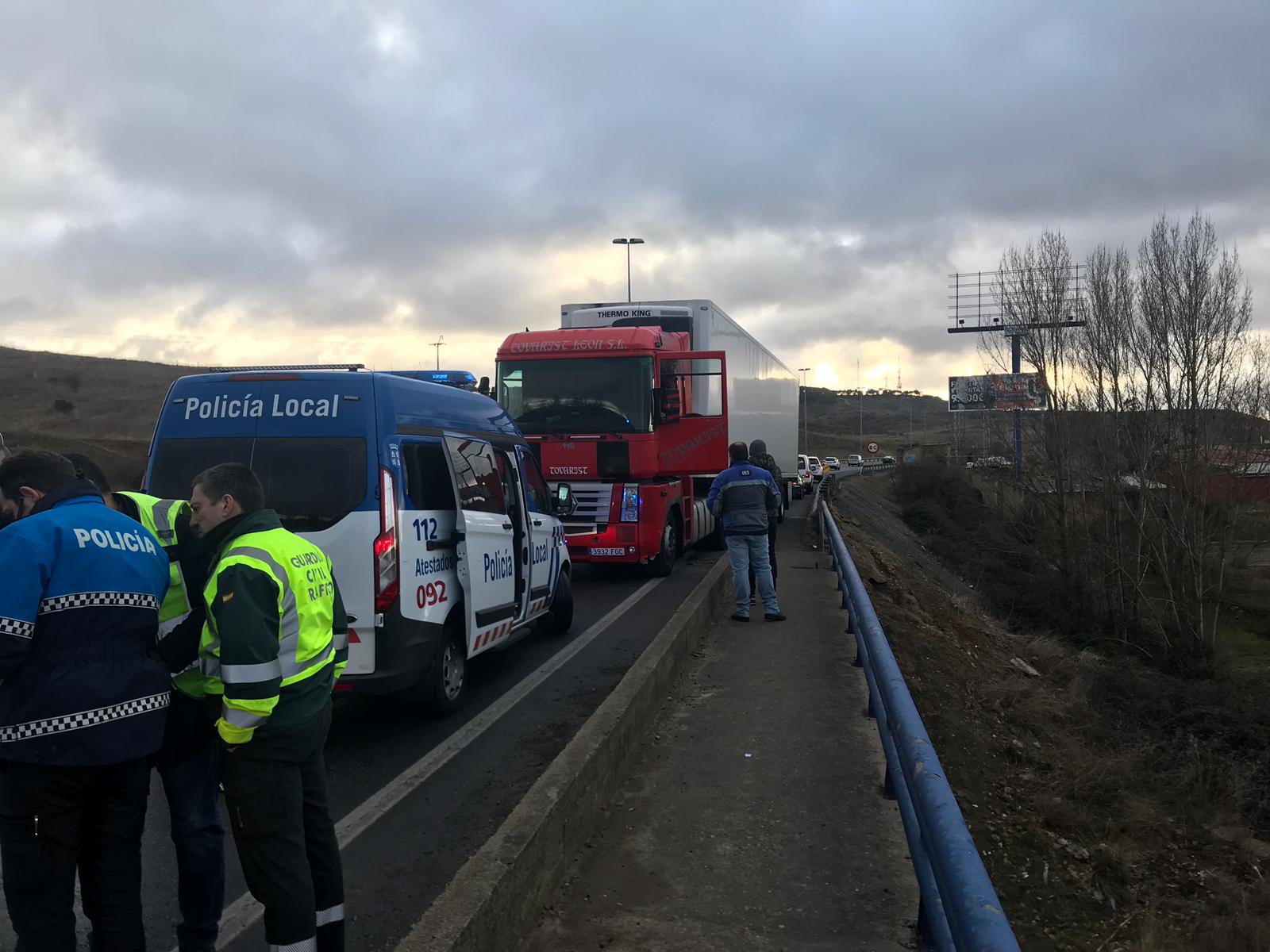 El vehículo pesado accedía a la capital desde el Portillo en dirección contraria | Efectivos de la Policía Local y Guardia Civil procedieron a la inmovilización del vehículo